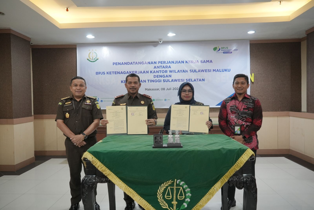 Kepala Kejaksaan Tinggi Sulawesi Selatan Agus Salim dan Kepala Kantor Wilayah BPJS Ketenagakerjaan Mintje Wattu menandatangani perjanjian kerja sama di Makassar. Foto: Dok. BPJS Ketenagakerjaan