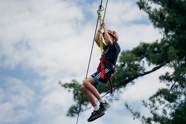 Adventure Ropes Scientia Square Park, foto hanya ilustrasi, bukan tempat sebenarnya: Unsplash/Kelly Sikkema