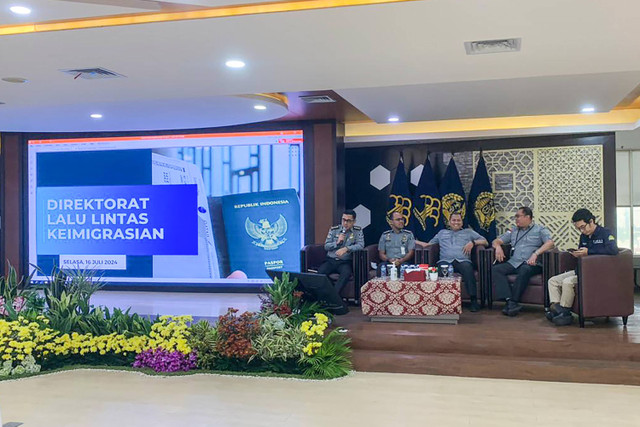 Suasana Press Briefing Humas Direktorat Jenderal Imigrasi terkait kebijakan visa izin tinggal, paspor, dan pengawasan keimigrasian di Gedung Direktorat Jenderal Imigrasi, Jakarta, Selasa (16/7/2024).  Foto: Luthfi Humam/kumparan