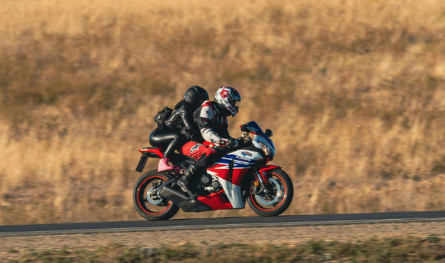 Tips Bepergian dengan Bayi Naik Motor. Foto hanya ilustrasi bukan gambar sebenarnya. Sumber: Unsplash/ Azimbek Assarov