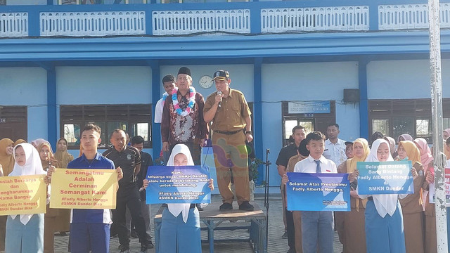 Kepala Sekolah SMK Negeri Dander, Bojonegoro, Mulyono, saat beri sambutan menyambut kedatangan Fadly Alberto di sekolah. Selasa (16/07/2024) (Foto: Imam Nurcahyo/BeritaBojonegoro)