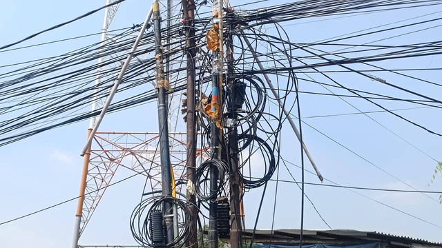 Kabel listrik semrawut di kawasan Jalan Joglo Raya, Kembangan, Jakarta Barat, Selasa (16/7). Foto: Fadlan Nuril Fahmi/kumparan