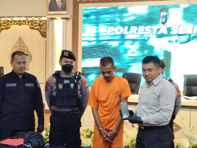 Polisi menunjukan HN pelaku pencurian di Masjid RSA UGM saat konfrensi press di Polresta Sleman, Selasa (16/7). Foto: Arfiansyah Panji/kumparan