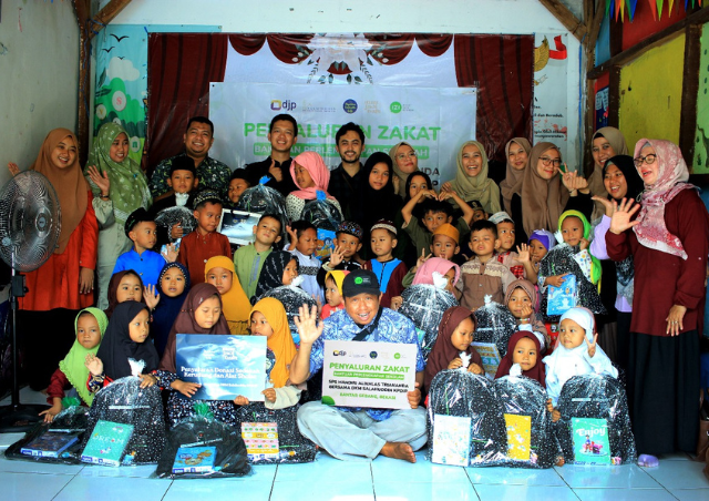 IZI Dan DKM Masjid Salahudin DJP Pusat Salurkan Paket Perlengkapan Sekolah