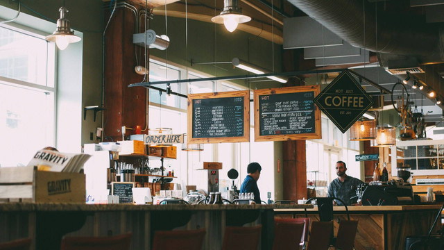 Coffee Shop di Lembang. Foto hanya ilustrasi, bukan tempat sebenarnya. Sumber: Unsplash/Jazmin Quaynor