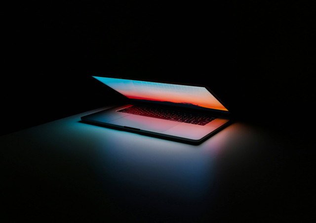 Bagi sebagaian orang, meredupkan cahaya layar laptop adalah pilihan yang tepat untuk menjaga kenyamanan mata. Foto: Unsplash.com