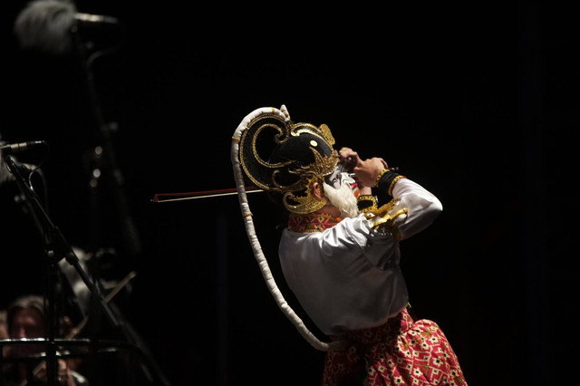 Penampilan repertoar Anoman Obong dalam pertunjukan orkestra kolaborasi Disbud DIY dan Melbourne Royal Orchestra di Candi Prambanan. Foto: Arif UT/Pandangan Jogja