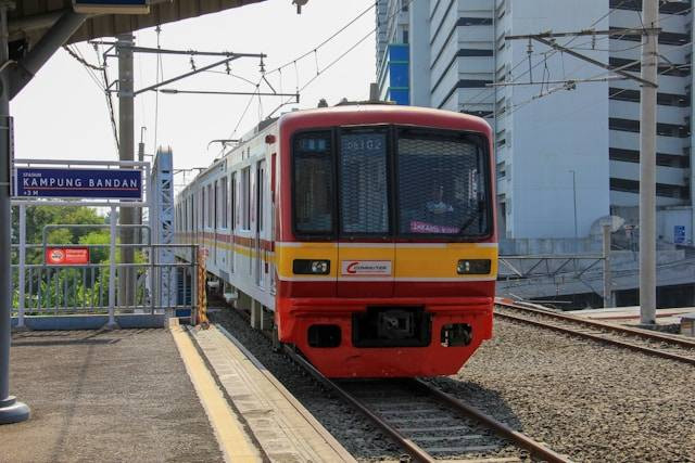 Apakah kartu KRL bisa untuk Transjakarta. Foto hanya ilustrasi, bukan tempat sebenarnya. Sumber:Unsplash/Fasyah Halim