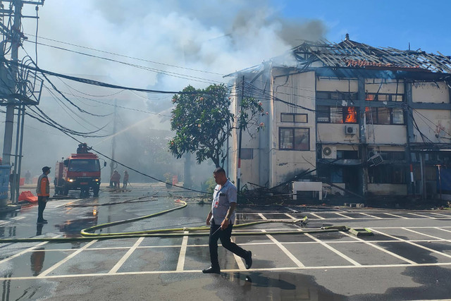 Suasana di Universitas Udayana saat kebakaran, Selasa (16/7/2024). Foto: Denita BR Matondang/kumparan