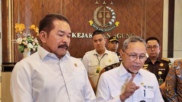 Jaksa Agung ST Burhanuddin (kiri) dan Menteri Perdagangan Zulkifli Hasan (kanan) di Kejaksaan Agung, Jakarta, Selasa (16/7/2024). Foto: Jonathan Devin/kumparan