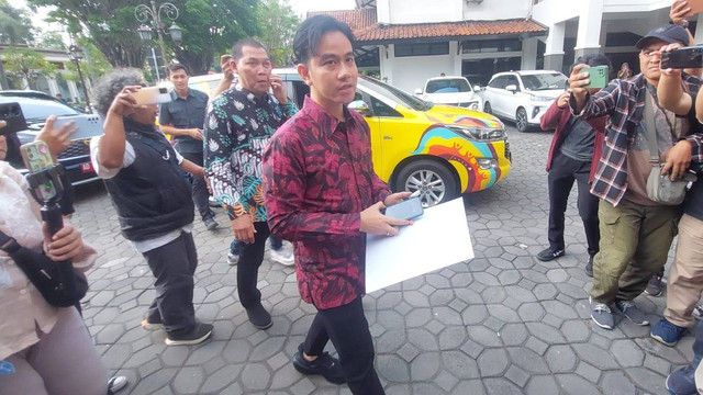 Walikota Solo Gibran Rakabuming Raka memberikan surat pengunduran diri ke DPRD Solo, Selasa (16/7/2024). Foto: kumparan