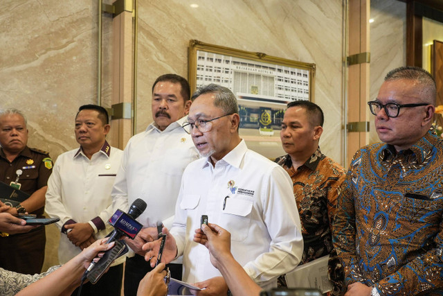 Menteri Perdagangan Zulkifli Hasan (kedua kanan) bersama Jaksa Agung Sanitiar Burhanuddin menyampaikan keterangan pers di Kejaksaan Agung, Jakarta, Selasa (16/7/2024). Foto: Dok. Kemendag