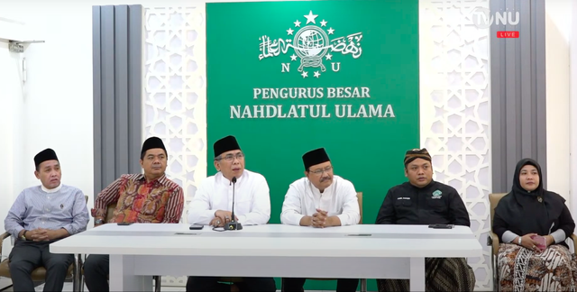 Ketum PBNU Yahya Cholil Staquf atau Gus Yahya (ketiga dari kiri) dalam jumpa pers, Selasa (16/7/2024) terkait pertemuan 5 pemuda NU dengan Presiden Israel. Foto: Youtube/TVNU Televisi Nahdlatul Ulama