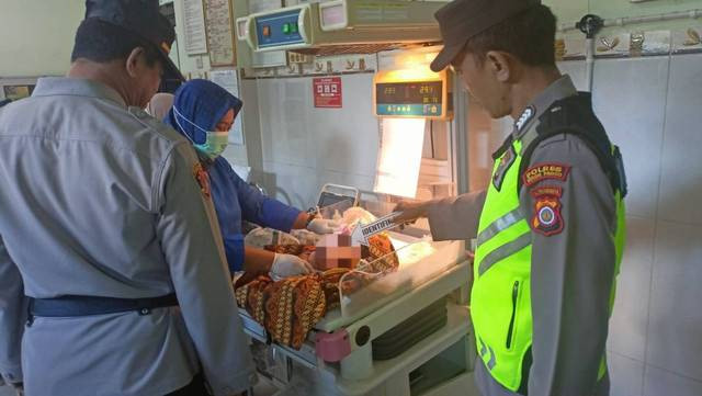 Bayi perempuan yang dibuang di Kulon Progo telah dibawa ke puskesmas. Foto: Polres Kulon Progo