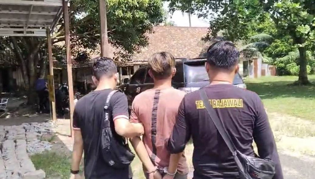 Petugas kepolisian saat mengamankan pria yang membawa kabur ABG perempuan di Ogan Ilir. (ist)