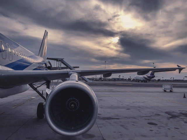 Teori yang digunakan untuk memprediksi titik awal retakan pada sayap pesawat terbang disebut dengan teori?. Foto hanya ilustrasi, bukan yang sebenarnya. Sumber: Pexels/Ahmed Muntasir