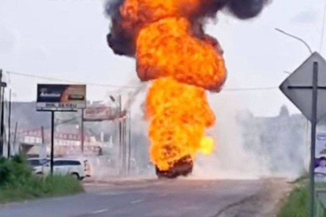 Truk LPG yang terbakar di Jalintim Palembang-Betung KM 32 Desa Pulau Harapan Kecamatan Sembawa Kabupaten Banyuasin, Sumatera Selatan, Senin (15/7/2024). Foto: Antara