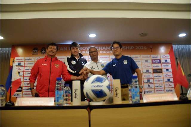 Pelatih Timnas Indonesia U-19 Indra Sjafri (jaket merah), saat press conference Piala AFF U-19 di Surabaya, Selasa (16/7). Foto: Masruroh/Basra