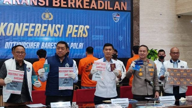 Polisi menujukkan barang bukti dan tersangka scam online jaringan internasional saat konpers di Bareskrim Polri pada Selasa (16/7/2024). Foto: Rachmadi Rasyad/kumparan