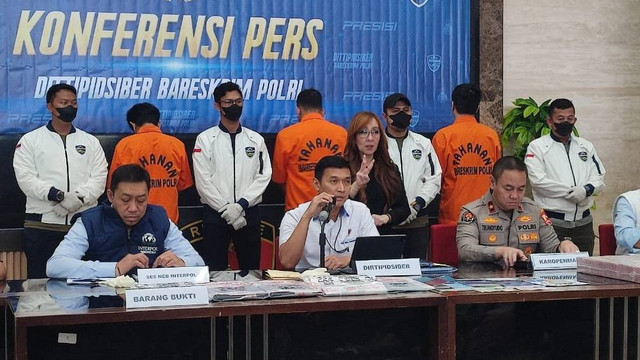 Polisi menujukkan barang bukti dan tersangka scam online jaringan internasional saat konpers di Bareskrim Polri pada Selasa (16/7/2024). Foto: Rachmadi Rasyad/kumparan