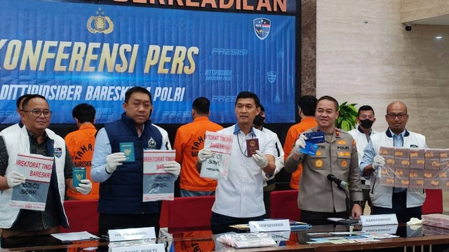 Polisi menujukkan barang bukti dan tersangka scam online jaringan internasional saat konpers di Bareskrim Polri pada Selasa (16/7/2024). Foto: Rachmadi Rasyad/kumparan