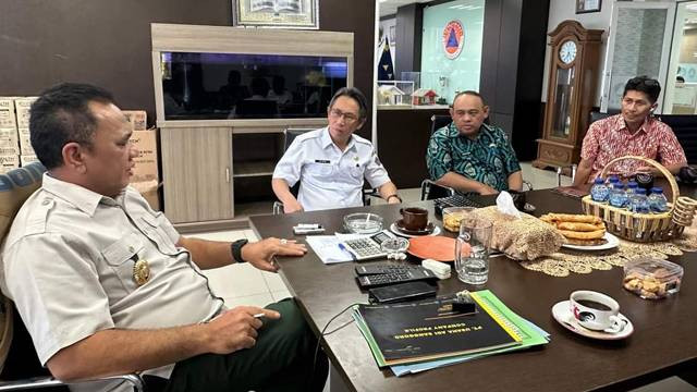 Penjabat Bupati Sitaro, Joi Eltiano B Oroh, dalam pertemuan bersama Deputi Bidang Rehabilitasi dan Rekonstruksi BNPB, Jarwansah.