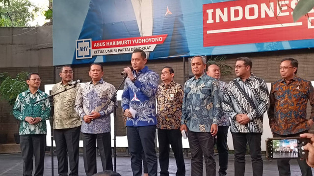 Ketum Partai Demokrat, AHY bersama Ketua MPR RI, Bambang Soesatyo dan rombongan melakukan konferensi pers di kantor DPP Partai Demokrat, Menteng, Jakarta Pusat, Selasa (16/7/2024). Foto: Fadlan Nuril Fahmi/kumparan