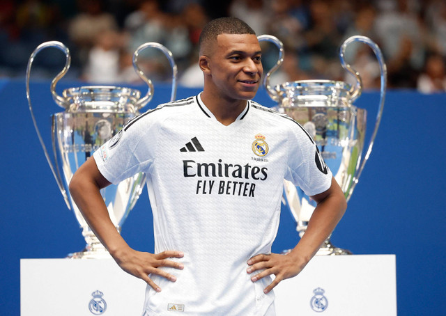 Pemain Real Madrid, Kylian Mbappe, berpose untuk sebuah foto saat presentasi di Santiago Bernabeu, Madrid, Spanyol, Selasa (16/7/2024). Foto: Juan Medina/REUTERS