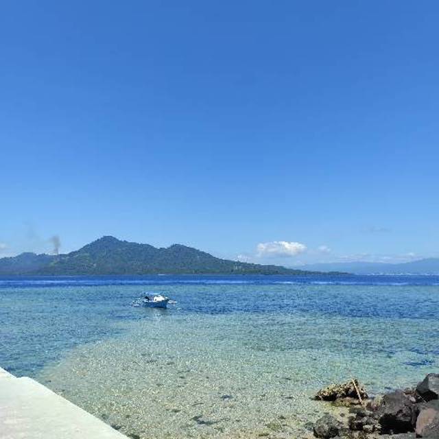 Pemandangan dari Dermaga Bunaken (Dokumentasi pribadi)