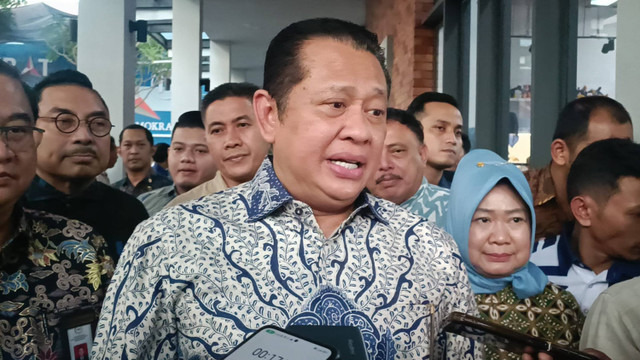 Ketua MPR RI, Bambang Soesatyo saat diwawancarai wartawan di kantor DPP Partai Demokrat, Menteng, Jakarta Pusat, Selasa (16/7/2024). Foto: Fadlan Nuril Fahmi/kumparan