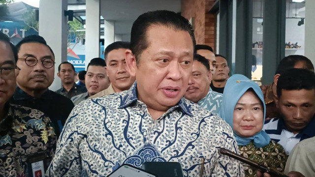 Ketua MPR RI, Bambang Soesatyo saat diwawancarai wartawan di kantor DPP Partai Demokrat, Menteng, Jakarta Pusat, Selasa (16/7/2024). Foto: Fadlan Nuril Fahmi/kumparan