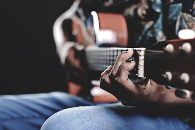 Apakah Senar Gitar Boleh Kena Air? Foto Hanya Ilustrasi. Sumber Foto: Unsplash.com/Ahmed Rizkhaan