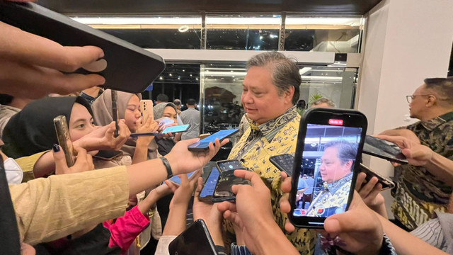 Menko Bidang Perekonomian Airlangga Hartarto di kantornya, Selasa (16/7/2024). Foto: Ave Airiza Gunanto/kumparan