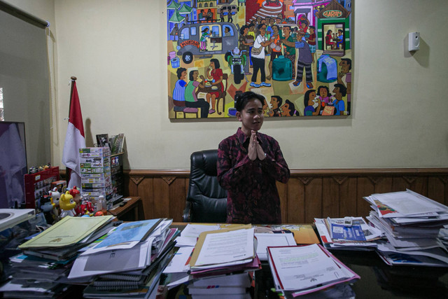 Wali Kota Solo Gibran Rakabuming Raka memberi salam di meja kerja Balai Kota Solo usai mengajukan surat pengunduran diri ke DPRD Kota Solo, Jawa Tengah, Selasa (16/7/2024). Foto: Mohammad Ayudha/ANTARA FOTO