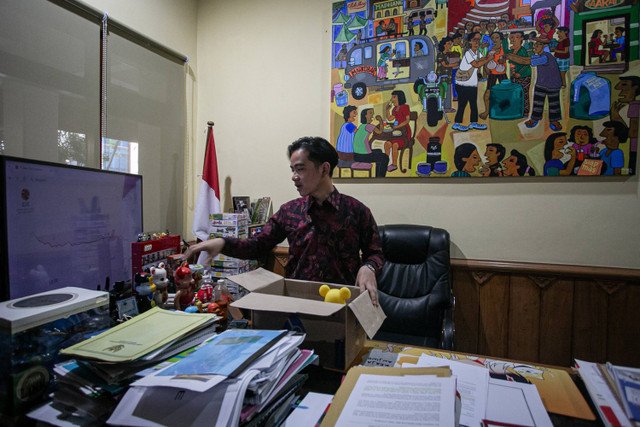 Wali Kota Solo Gibran Rakabuming Raka mengemasi barang miliknya di meja kerja Balai Kota Solo usai mengajukan surat pengunduran diri ke DPRD Kota Solo, Jawa Tengah, Selasa (16/7/2024). Foto: Mohammad Ayudha/ANTARA FOTO