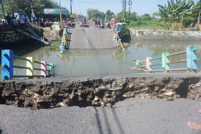 Jembatan di Desa Kedung Peluk, Sidoarjo, putus pada Selasa (16/7/2024). Foto: Dok. Istimewa