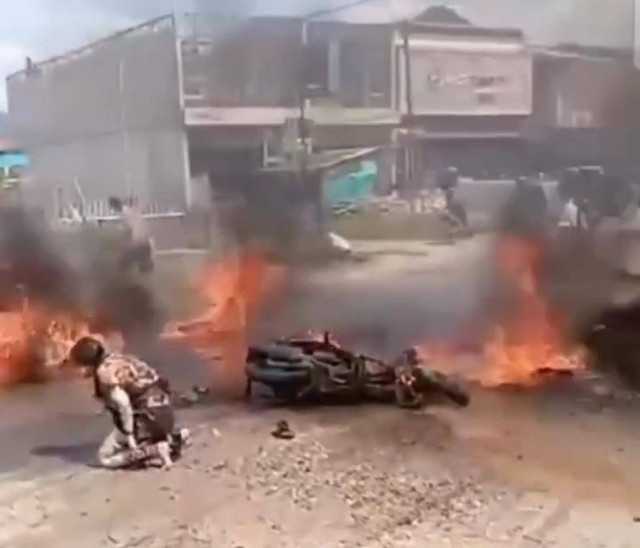 Korban kecelakaan yang alami luka bakar di Singkawang. Kejadian itu bermula saat kendaraan yang membawa jeriken berisi pertalite berhenti tiba-tiba dan menyeberang. Foto: Dok. Istimewa