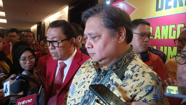 Airlangga Hartarto usai menerima deklarasi dukungan SOKSI untuk lanjutkan jabatan Ketua Umum Golkar periode 2024-2029 di Hotel JS Luwansa, Kuningan, Jaksel, Selasa (16/7/2024). Foto: Thomas Bosco/kumparan