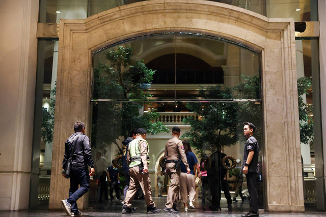 Polisi berjalan di dalam hotel Grand Hyatt Erawan, yang diyakini sedikitnya 6 orang dilaporkan tewas, di Bangkok, Thailand, Selasa (16/7/2024). Foto: Chalinee Thirasupa/REUTERS