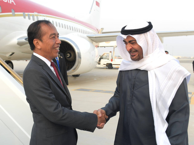 Presiden Joko Widodo berjabat tangan dengan Presiden Persatuan Emirat Arab (PEA) Mohammed bin Zayed Al Nahyan saat tiba di Abu Dhabi, Persatuan Emirat Arab, Selasa (16/7/2024).  Foto: Kris/Biro Pers Sekretariat Presiden