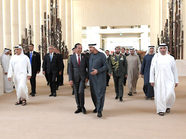 Presiden Joko Widodo (tengah) berbincang dengan Presiden Persatuan Emirat Arab (PEA) Mohammed bin Zayed Al Nahyan saat tiba (kedua kanan) di Abu Dhabi, Persatuan Emirat Arab, Selasa (16/7/2024).  Foto: Kris/Biro Pers Sekretariat Presiden