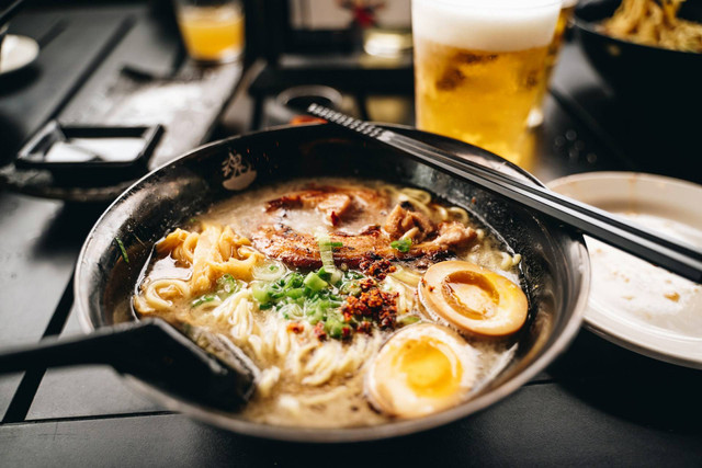 Ramen Bajuri Lembang. Foto hanya ilustrasi, bukan tempat yang sebenarnya. Sumber: unsplash.com/Diego Lozano.