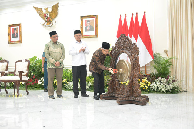 Wakil Presiden, K.H Ma'ruf Amin membuka Musyarawah ke 10 Forum Zakat di Istana Wakil Presiden, Jakarta (Selasa, 16/7). Wapres mendorong kehadiran Forum Zakat dapat menjadi wadah para organisasi pengelola zakat untuk sama-sama membangun ekonomi bangsa, mulai dari pembangunan pemerintah di semua lini sektor baik pendidikan, kesehatan, ekonomi hingga sosial. Forum Zakat juga diharapkan dapat mendorong kehadiran organisasi zakat yang resmi dan terjaga akuntabilitasnya sehingga mendorong kenyakinan masyarakat untuk berzakat dan tumbuh pesat.