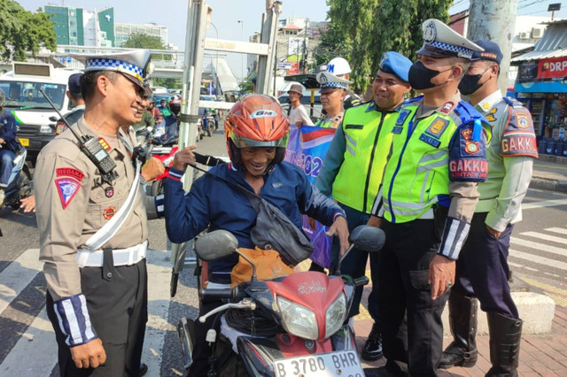 Anggota kepolisian melakukan himbauan kepada pengendara yang melanggar peraturan saat Operasi Patuh Jaya 2024 di Grogol, Jakarta Barat, Rabu (17/7/2024). Foto: Rachmadi Rasyad/kumparan