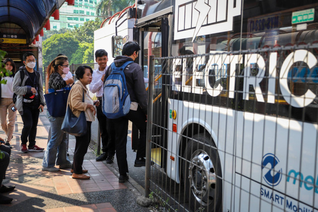 Sejumlah penumpang menaiki bus listrik Transjakarta di Terminal Blok M, Jakarta, Rabu (17/7/2024). Foto: Iqbal Firdaus/kumparan