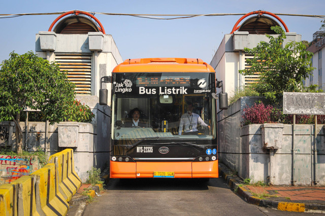 Bus Listrik Transjakarta melintas di Terminal Blok M, Jakarta, Rabu (17/7/2024). Foto: Iqbal Firdaus/kumparan