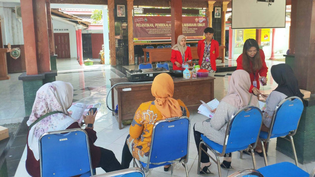 Pelaksanaan pelatihan kepada masyarakat desa kebontunggul (sumber: Dokumentasi Pribadi)