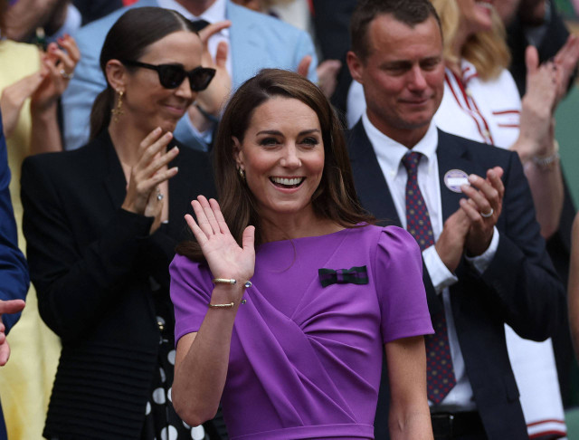 Catherine, Princess of Wales dari Inggris terlihat di royal box sebelum final tunggal putra. Foto: Paul Childs/REUTERS