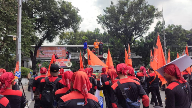 Sejumlah buruh menggelar aksi di depan Patung Kuda,  Jakarta Barat, Rabu (17/7/2024).  Foto: Rachmadi Rasyad/kumparan