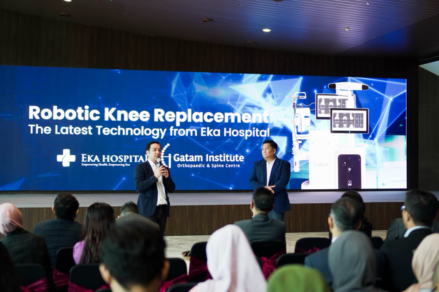 Eka Hospital Group dalam meluncurkan solusi robotik mutakhir untuk operasi penggantian lutut di kawasan Marketing Office BSD City pada Selasa, (16/7/2024). Foto: Dok. Eka Hospital